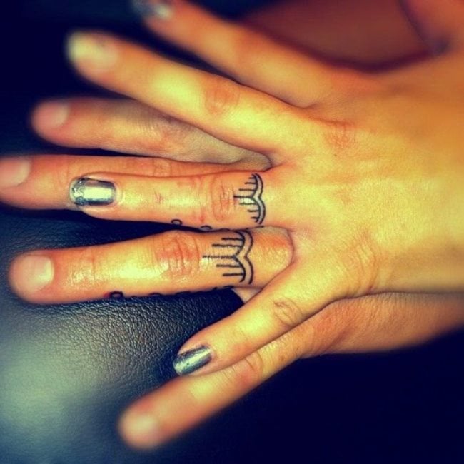 tatuaje inicial dedo 33