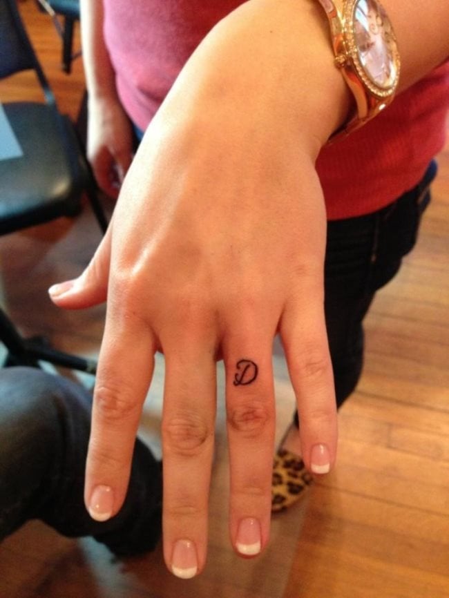 tatuaje inicial dedo 35