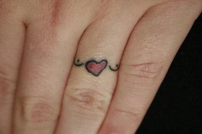 tatuaje inicial dedo 39