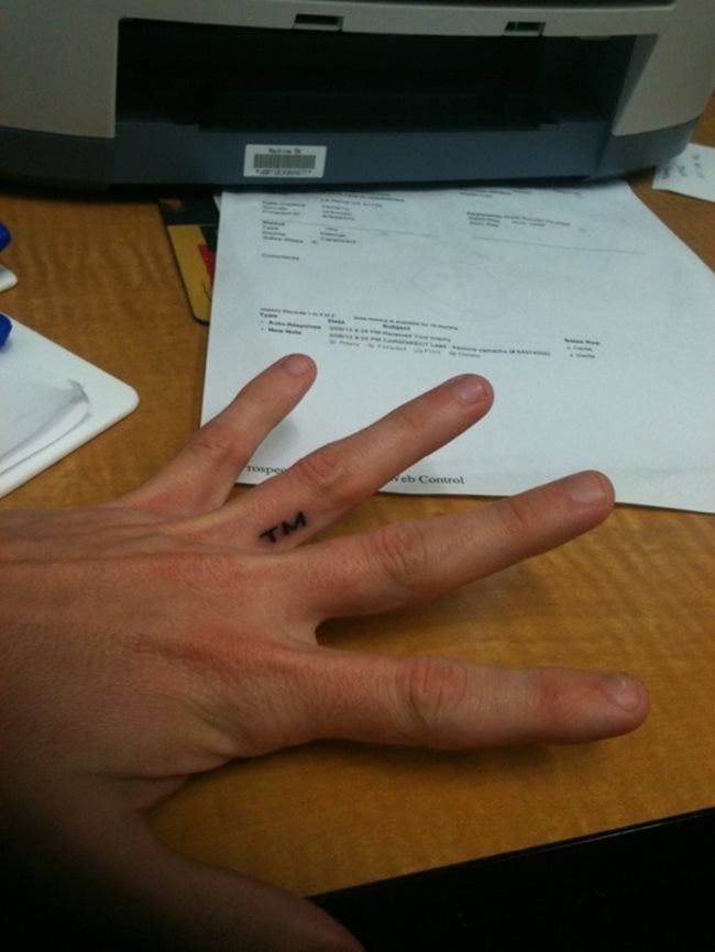 tatuaje inicial dedo 45