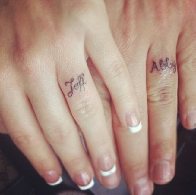 tatuaje inicial dedo 47