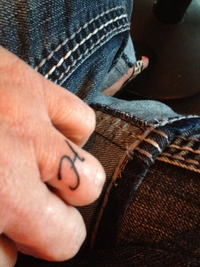 tatuaje inicial dedo 49