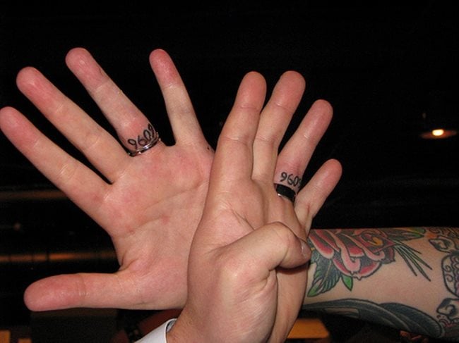 tatuaje inicial dedo 59