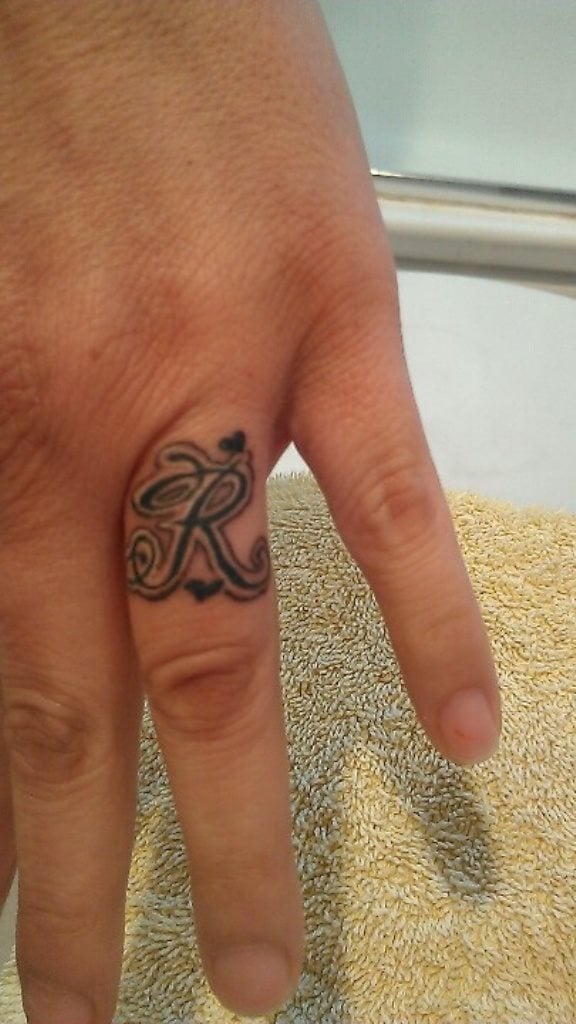 tatuaje inicial dedo 61