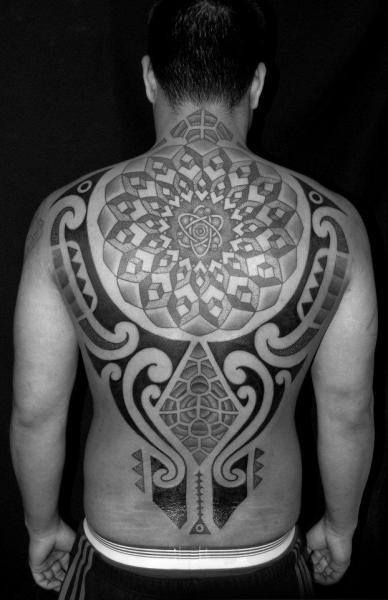 tatuaje tribal espalda 69